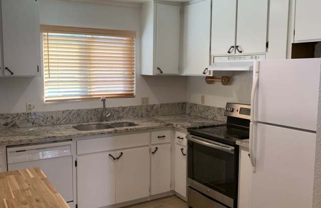 Back to School Two Weeks Free Rent! Darling condo in a great community with amenities Gallery 3