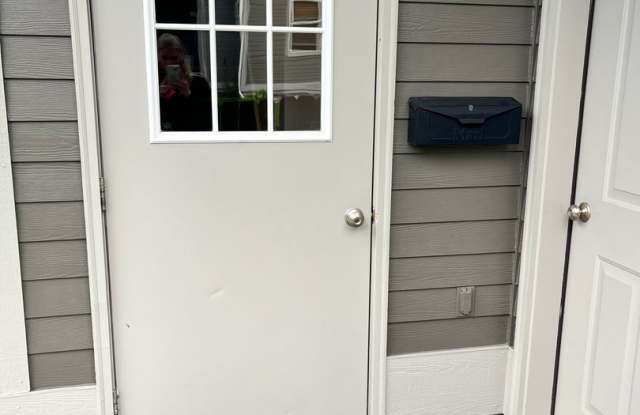 1 Bedroom, 1 bathroom Spacious Apartment - Apartment above garage space. Gallery 4