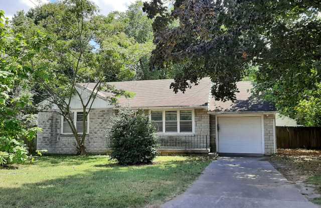 Very cute 2 Bedroom home on a corner lot for $995! Rountree! - 1676 East Madison Street, Springfield, MO 65802