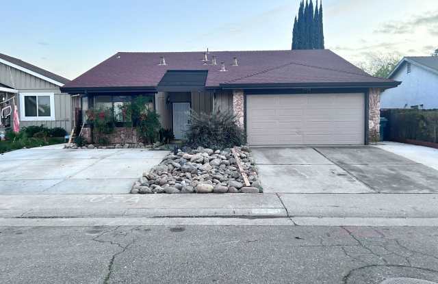 Three Bedroom Two Bathroom Home in Antelope photos photos