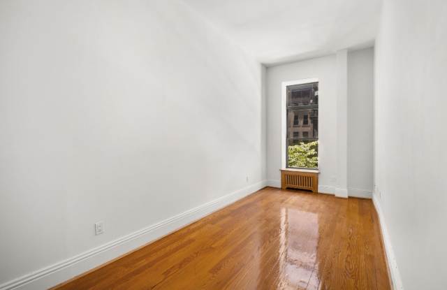 39 W 54th St Gallery 4