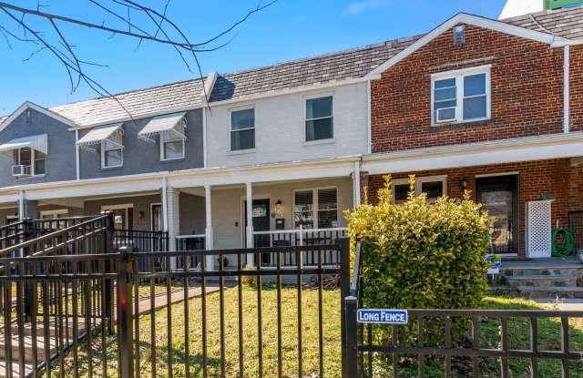 Recently Updated, 2 bed 2 1/2 Bath with Fenced Front and Back Yard! photos photos