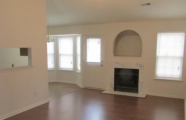 Available Now ! 3BR 2BA Home With Vaulted Ceilings Gallery 3