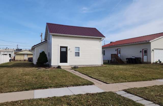 Freshly remodeled 2 bed / 1 bath home with yard and garage in West Salem! Gallery 1