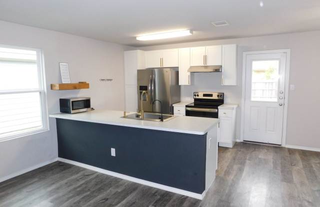 Gorgeous 3 Bedroom, 2 Bath Home, with a Game Room! Gallery 4