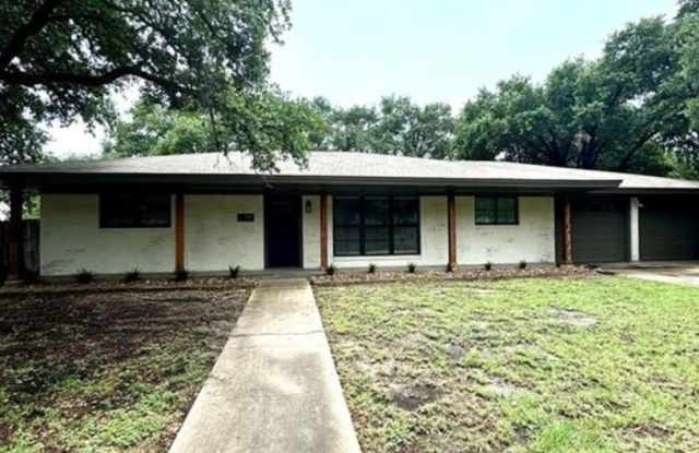 AUGUST PRE-LEASE!  Great 3 Bed/3 Bath Ranch Style Home in Bryan Gallery 1