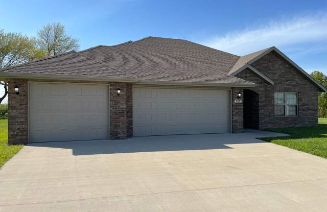 4 bedroom, 2 bathroom, and a 3 car garage in Republic!! Check this out! Gallery 1