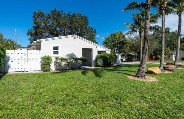 1121 SW 18th Ct photos photos