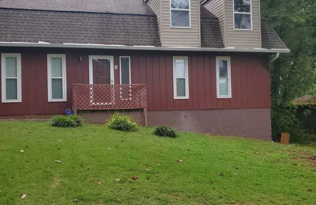 Louisville 37777 - 6 bedroom, 3 bath home with a 2-car garage on one-third acre - No Pets - Call Tom Parry (865) 607-3649 Gallery 2