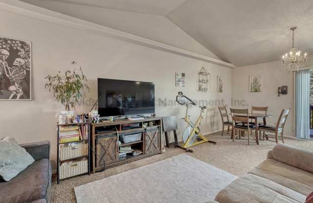 Inviting 3 Bedroom Townhouse on the West Side of Colorado Springs Gallery 3