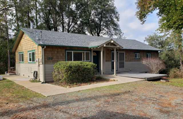 MEADOW VISTA/APPLEGATE HOUSE ON 2 ACRES Gallery 1