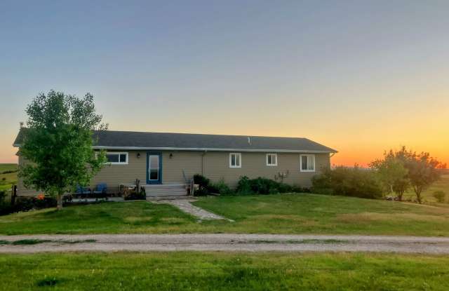 3 BED | 2.5 BATH | 2.5 CAR GARAGE | FARMHOUSE | NEW UNDERWOOD photos photos