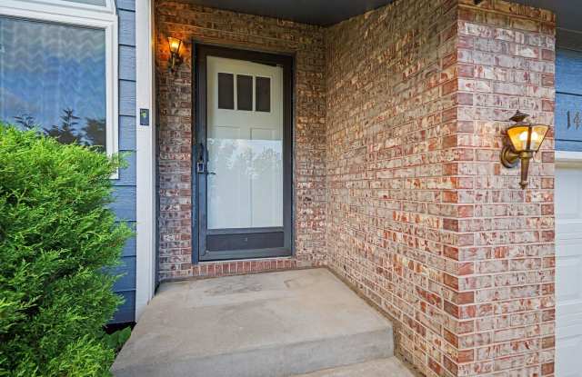 Great home on Cul-De-Sac, Big Yard, Views! Move in Ready NOW! Gallery 3