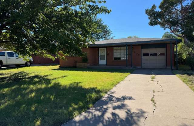 Located in Paramount!!! 3/2/1 Close to shopping centers and elementary school TENANT OCCUPIED! Gallery 1