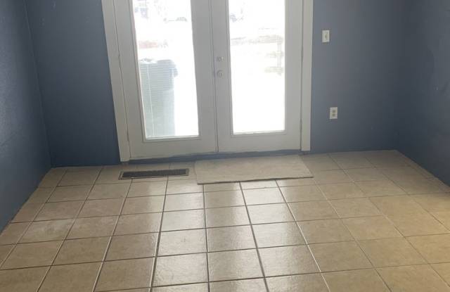 LARGE HOUSE IN CEDAR FALLS  fenced yard, deck, washer / dryer, central air, photos photos