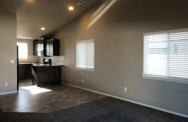 Home in Crossroad Neighborhood! Gallery 3