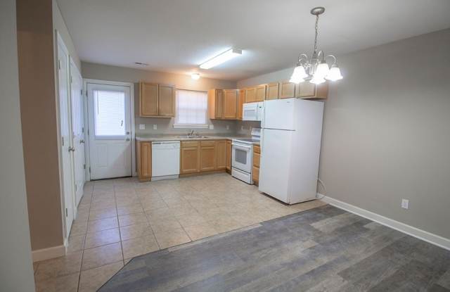 Spacious North Side Townhouse Gallery 1
