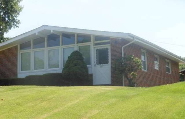 Two Bedroom Home with Large Yard and Updated Kitchen! photos photos Two Bedroom Home with Large Yard and Updated Kitchen! photos photos