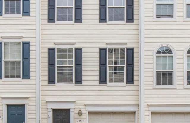 43727 CLEAR LAKE SQUARE Gallery 2