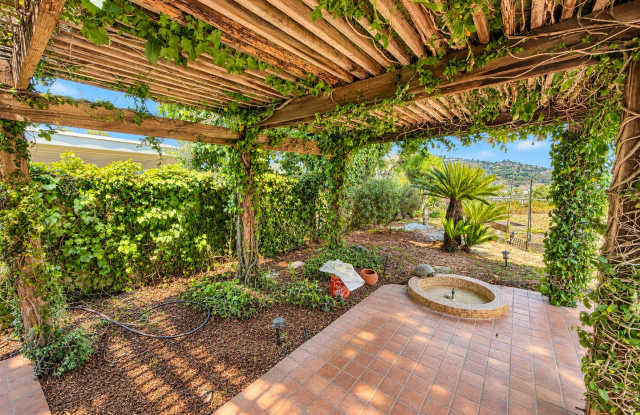 Minutes from Campus with Scenic Overlook Views! 6 Bed! Gallery 3