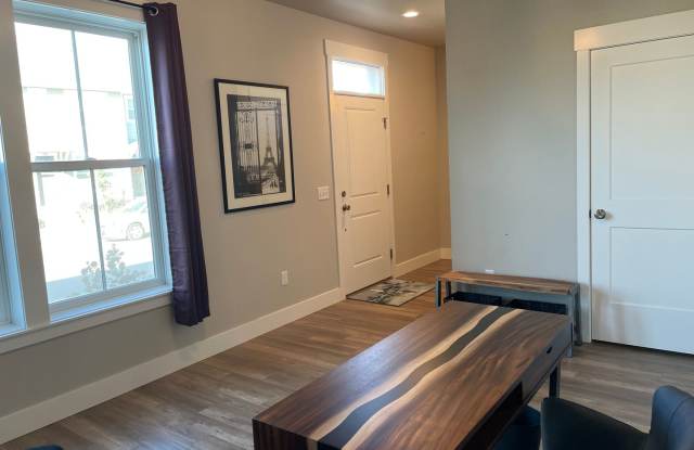 Furnished month-month condo on the west end! Gallery 3