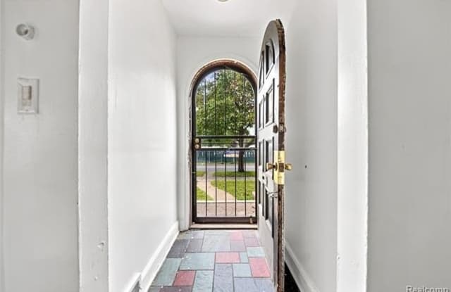 16661 Linwood Street Gallery 3