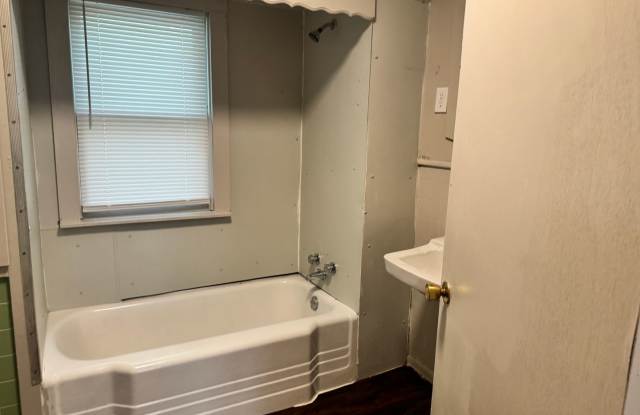 Fresh and spacious 2Bd 1 Ba w/eat-in kitchen Gallery 4