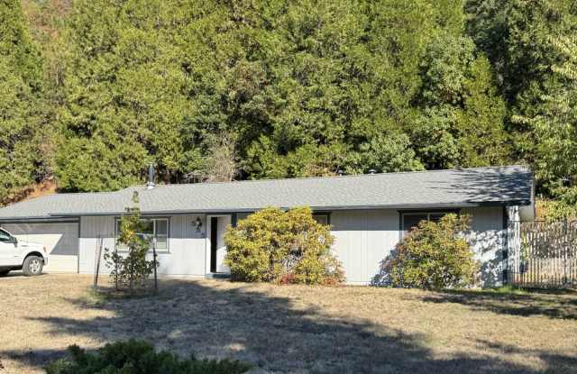 Canyonville 3 Bedroom 2 Bath with Garage and Workshop photos photos