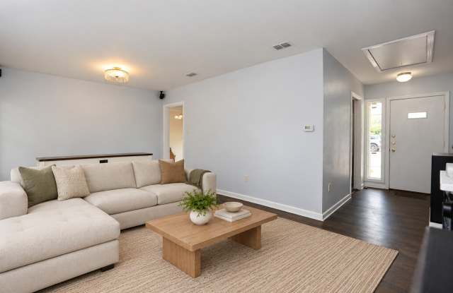 621 E Hackberry Gallery 3