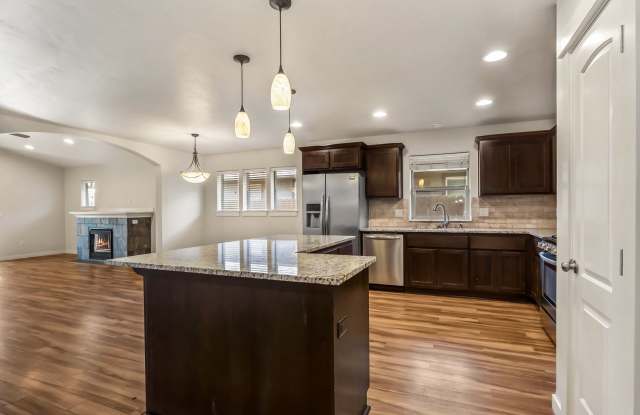 4 Bedroom Home: Fenced Backyard & Great Location! Gallery 4
