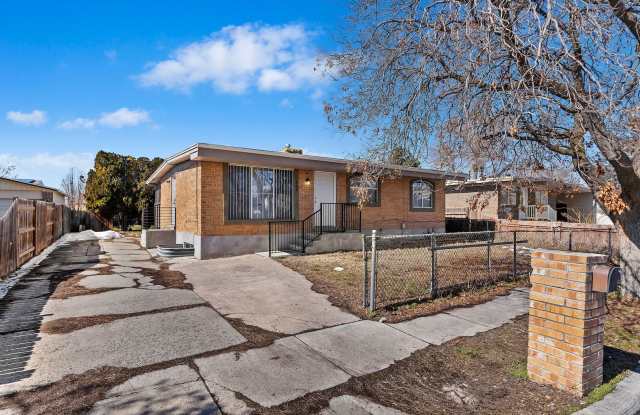 NO LEASING FEE + $300 OFF FIRST MONTH'S RENT! Updated 6 bedroom home is a must see!! Gallery 4