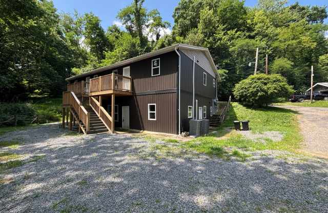 4 Bed | 1 Bath | Remodeled Apartment - Large Space Gallery 3