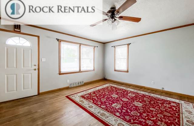 2 Bed 1 Bath with Detached 2 Car Garage Gallery 3