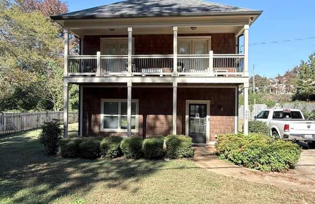 Four Bedroom Near Downtown Available for Pre-Lease! photos photos