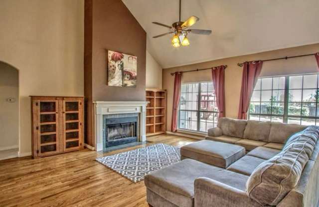 Stunning 3 bedroom, 3 bathroom Home in Desirable Jenks Neighborhood! Gallery 3