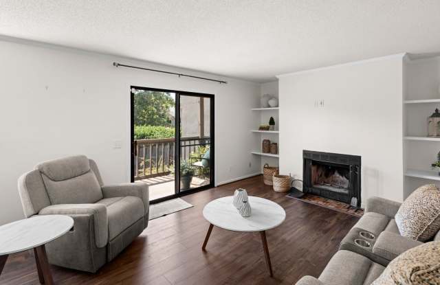 Attractive Courtside Condo - Club Membership Included! Gallery 4