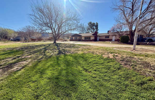 Beautifully Remodeled Three Bedroom Home on 2 Acres with Horse Privileges in Hurricane photos photos