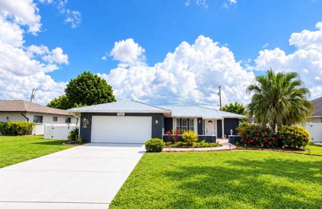 3 Bedroom/2 Bathroom Home with Pool Gallery 1