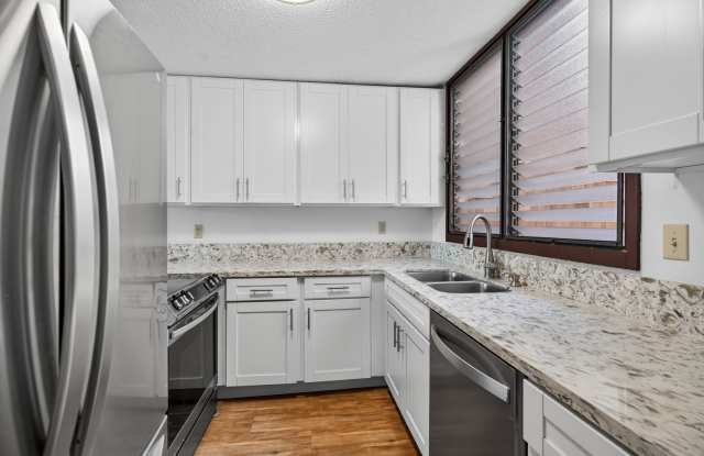 Spacious 2BD/2BA Condo with 2 Covered Parking Stalls in Kailua photos photos