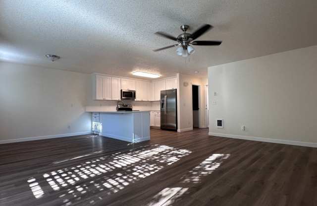 BRIGHT, CLEAN w/SECURED ENTRY! CONDO IN DOWNTOWN GRESHAM! Gallery 4