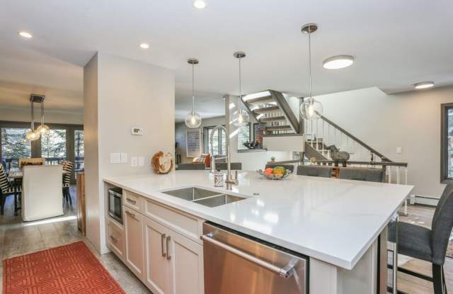 Beautiful 3 bed, 4 bath with garage in Frisco! Walk to main street! Winter rental! Gallery 3