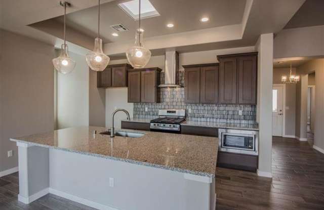 Spectacular 3 bed 2 bath home Gallery 4