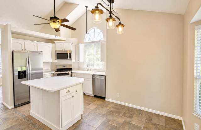 Charming 5-Bedroom Cul-de-Sac Home in Sandy with Garden Beds and Outdoor Space Gallery 4