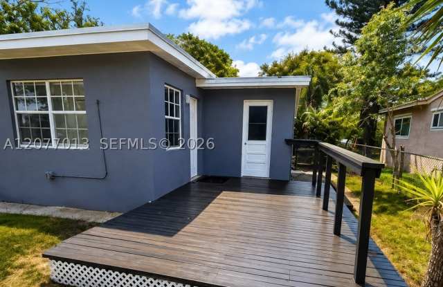 441 SW 10th Ter Gallery 2