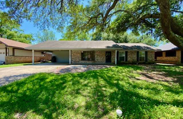 Large 4 Bedroom /2 Bath Home North Bossier (Old Green Acres Subdivision) - FOR RENT - 2320 Melrose Avenue, Bossier City, LA 71111