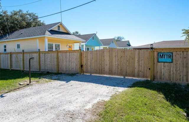 609 W Liberty Street unit: 5 photos photos