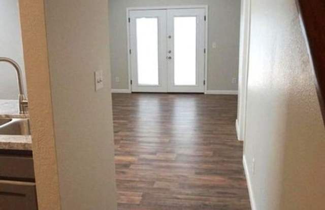Nice 2 bedroom townhouse! Gallery 4