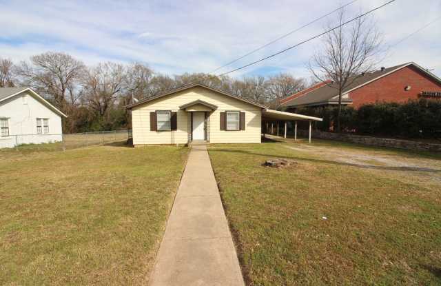 FOR LEASE! 2 BR - 1BA - Frame Home with Carport in Great Location in Weatherford. photos photos
