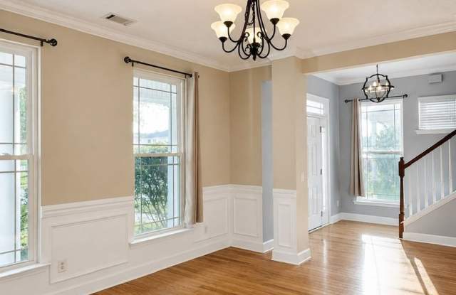 Spacious 5 Bed/3.5 Bathroom Home in White Oak Gallery 3