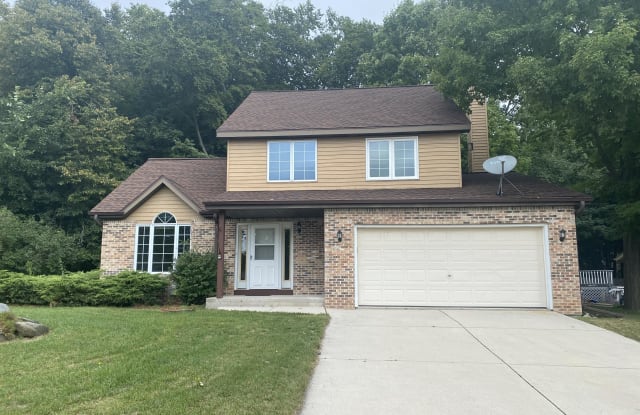 636 West Briarknoll Court - 636 West Briarknoll Court, Saukville, WI 53080